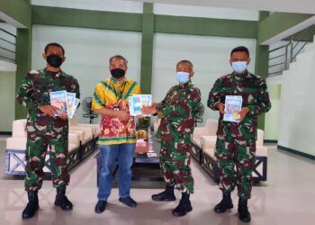 Pakar Komunikasi dan Motivator Nasional Dr Aqua Dwipayana (2 dari kiri) menyerahkan buku Trilogi The Power of Silaturahim kepada Danrem 063/Sunan Gunung Jati Kolonel Inf Elkines Vilando Dewangga (2 dari kanan) di Kodim Subang.(Foto:Dok/Tugu Jatim)