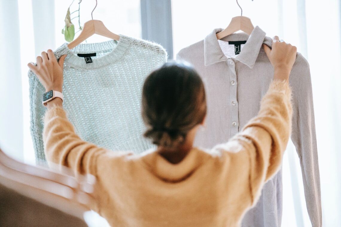 7 Tip Tampil Stylish dalam Waktu Singkat! 1 Ilustrasi memilih baju agar tetap modis, mudah, dan cepat. (Foto: Pexels/Tugu Jatim)