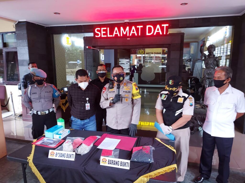 Waka Polresta Malang Kota AKBP Totok Mulyanto Diyono saat konferensi pers perkara pelaku kerusuhan dalam aksi demo peringatan International Women's Day Selasa (09/03/2021). (Foto: Azmy/Tugu Jatim)