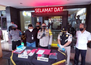 Waka Polresta Malang Kota AKBP Totok Mulyanto Diyono saat konferensi pers perkara pelaku kerusuhan dalam aksi demo peringatan International Women's Day Selasa (09/03/2021). (Foto: Azmy/Tugu Jatim)