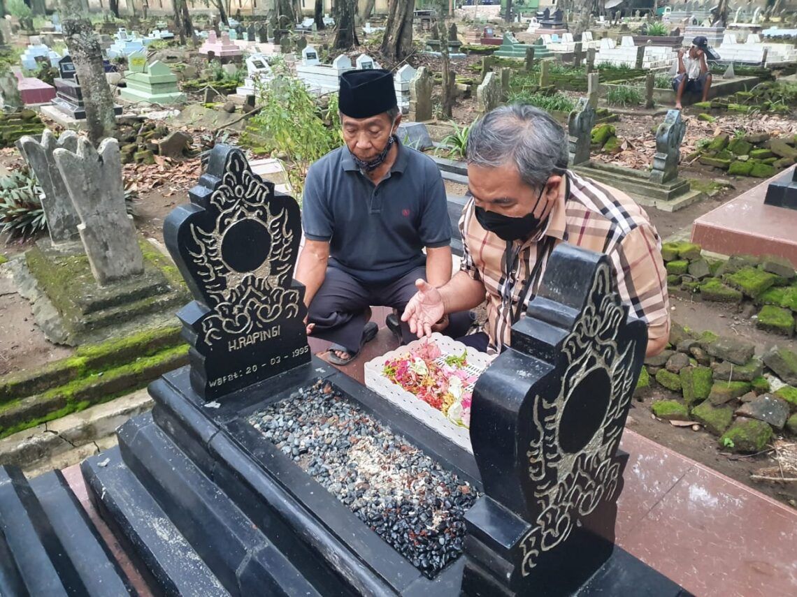 Pakar Komunikasi dan Motivator Nasional Dr Aqua Dwipayana didampingi Chudori di makam almarhum Rapingi.(Foto:Dok/Tugu Jatim)