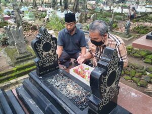 Kapolda Jabar: Terima Kasih Dr Aqua Dwipayana Sudah Berziarah ke Makam Orang Tua Saya