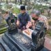 Kapolda Jabar: Terima Kasih Dr Aqua Dwipayana Sudah Berziarah ke Makam Orang Tua Saya 8 Pakar Komunikasi dan Motivator Nasional Dr Aqua Dwipayana didampingi Chudori di makam almarhum Rapingi.(Foto:Dok/Tugu Jatim)