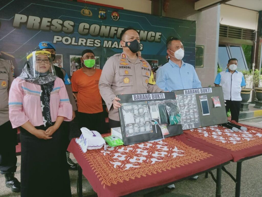 Kapolres Malang AKBP Hendri Umar saat pers rilis penangkapan petani yang jadi pengedar sabu. (Foto: Rap/Tugu Jatim)