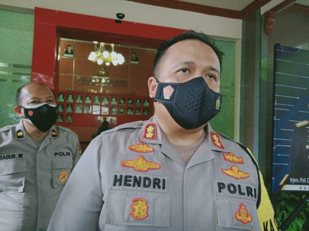 Kapolres Malang AKBP Hendri Umar saat menjelaskan soal video hoax penembakan ulama Gus Idris. (Foto: Rap/Tugu Jatim)