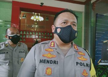 Kapolres Malang AKBP Hendri Umar saat menjelaskan soal video hoax penembakan ulama Gus Idris. (Foto: Rap/Tugu Jatim)