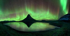 Pemandangan aurora borealis dari Gunung Kirkjufell. (Foto: universetoday.com/Tugu Jatim)