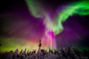 Aurora di tengah dinginnya cuaca di Lapland, Finlandia. (Foto: pandotrip.com/Tugu Jatim)