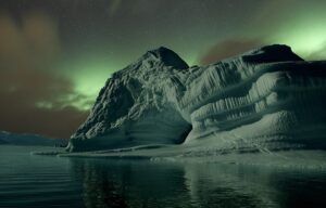 Potret aurora di atas sebuah gunung es Greenland. (Foto: flickr.com/Tugu Jatim)