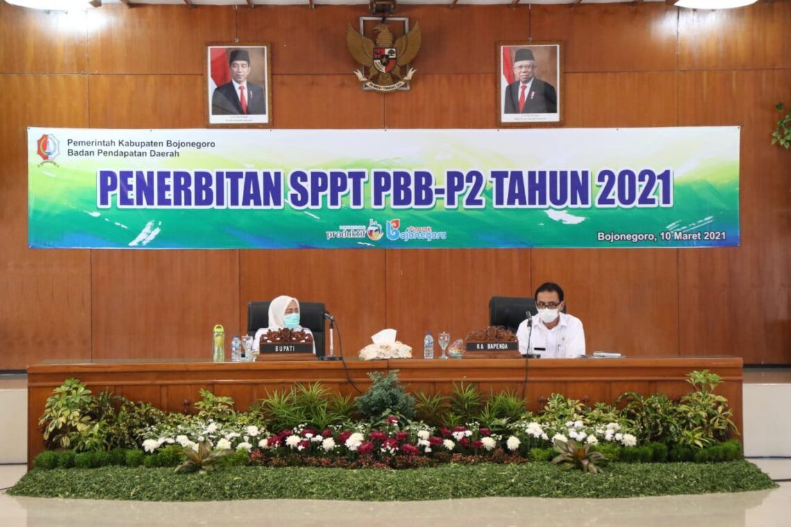 Tahun 2021, Pemkab Bojonegoro Terbitkan 734.252 Lembar Surat Pemberitahuan Pajak Terhutang 1 Bupati Bojonegoro Anna Muawanah bersama Kepala Badan Pendapatan Daerah (Bapenda) Ibnoe Soeyoeti dalam acara Penerbitan SPPT PBB-P2 Tahun 2021 di Ruang Angling Dharma Bojonegoro. (Foto: Humas Pemkab Bojonegoro/Tugu Jatim)