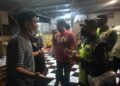 Saat pemilik kafe dan petugas razia PPKM tahap ketiga saling berdebat. (Foto: Rochim/Tugu Jatim)