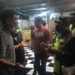 Saat pemilik kafe dan petugas razia PPKM tahap ketiga saling berdebat. (Foto: Rochim/Tugu Jatim)