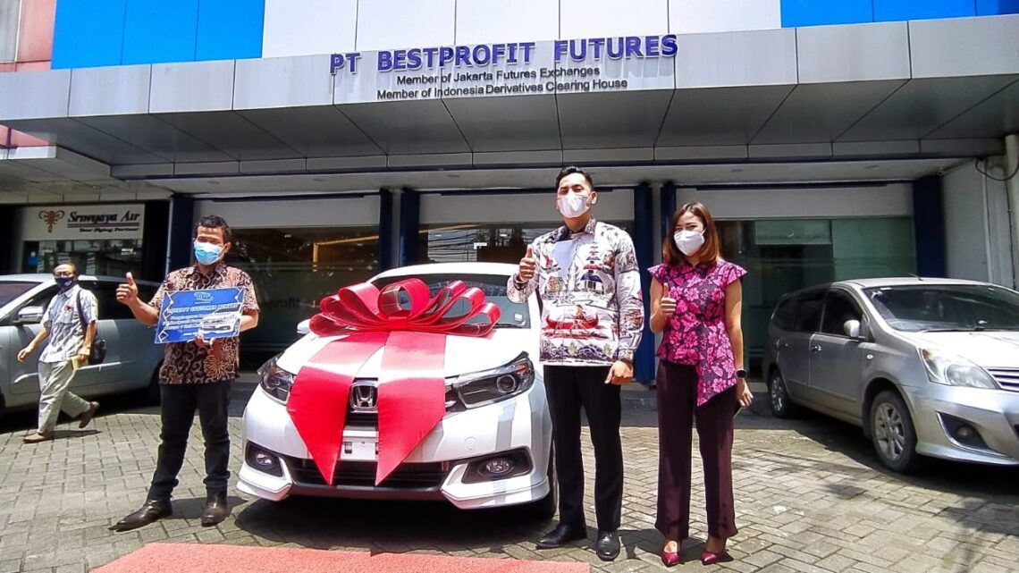 Saham Naik 38 Persen, PT Bestprofit Futures Malang Apresiasi Nasabah Setianya 1 Pimpinan Cabang Bestprofit Futures Malang Andri memberikan reward mobil terhadap nasabah setia pada Jumat (12/03/2021). (Foto: Azmy/Tugu Jatim)