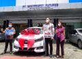 Pimpinan Cabang Bestprofit Futures Malang Andri memberikan reward mobil terhadap nasabah setia pada Jumat (12/03/2021). (Foto: Azmy/Tugu Jatim)