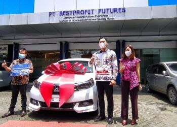Pimpinan Cabang Bestprofit Futures Malang Andri memberikan reward mobil terhadap nasabah setia pada Jumat (12/03/2021). (Foto: Azmy/Tugu Jatim)