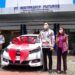 Pimpinan Cabang Bestprofit Futures Malang Andri memberikan reward mobil terhadap nasabah setia pada Jumat (12/03/2021). (Foto: Azmy/Tugu Jatim)
