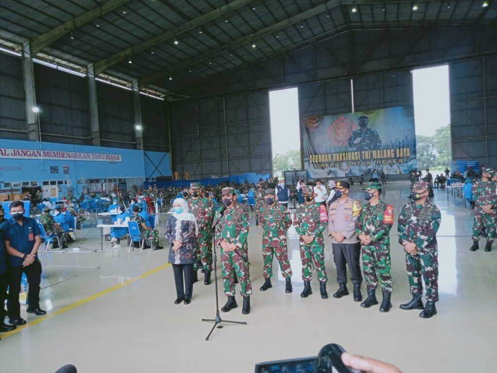 Gubernur Jatim Khofifah Indar Parawansa dan Panglima TNI Marsekal Hadi Tjahjanto saat hadir pada pelaksanaan vaksinasi anggota TNI. (Foto: Rap/Tugu Jatim)