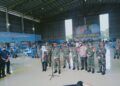 Gubernur Jatim Khofifah Indar Parawansa dan Panglima TNI Marsekal Hadi Tjahjanto saat hadir pada pelaksanaan vaksinasi anggota TNI. (Foto: Rap/Tugu Jatim)