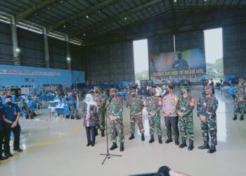 Gubernur Jatim Khofifah Indar Parawansa dan Panglima TNI Marsekal Hadi Tjahjanto saat hadir pada pelaksanaan vaksinasi anggota TNI. (Foto: Rap/Tugu Jatim)