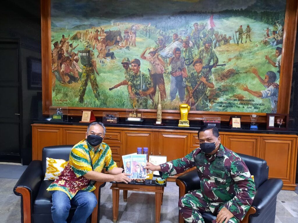 Pakar Komunikasi dan Motivator Nasional Dr Aqua Dwipayana memberikan buku karyanya kepada Pangdam III/Siliwangi Mayjen TNI Nugroho Budi Wiryanto. (Foto: Dok/Tugu Jatim)