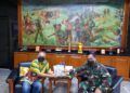 Pakar Komunikasi dan Motivator Nasional Dr Aqua Dwipayana memberikan buku karyanya kepada Pangdam III/Siliwangi Mayjen TNI Nugroho Budi Wiryanto. (Foto: Dok/Tugu Jatim)