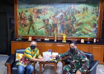 Pakar Komunikasi dan Motivator Nasional Dr Aqua Dwipayana memberikan buku karyanya kepada Pangdam III/Siliwangi Mayjen TNI Nugroho Budi Wiryanto. (Foto: Dok/Tugu Jatim)