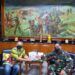 Pakar Komunikasi dan Motivator Nasional Dr Aqua Dwipayana memberikan buku karyanya kepada Pangdam III/Siliwangi Mayjen TNI Nugroho Budi Wiryanto. (Foto: Dok/Tugu Jatim)