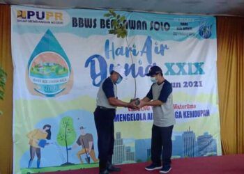 Pelaksanaan peringatan Hari Air Sedunia Balai Besar Bengawan Solo (BBWS) wilayah Kabupaten Bojonegoro tanam pohon dan sebar benih ikan di Waduk Pacal, Bojonegoro, Senin (22/03/2021). (Foto: Istimewa/Tugu Jatim)