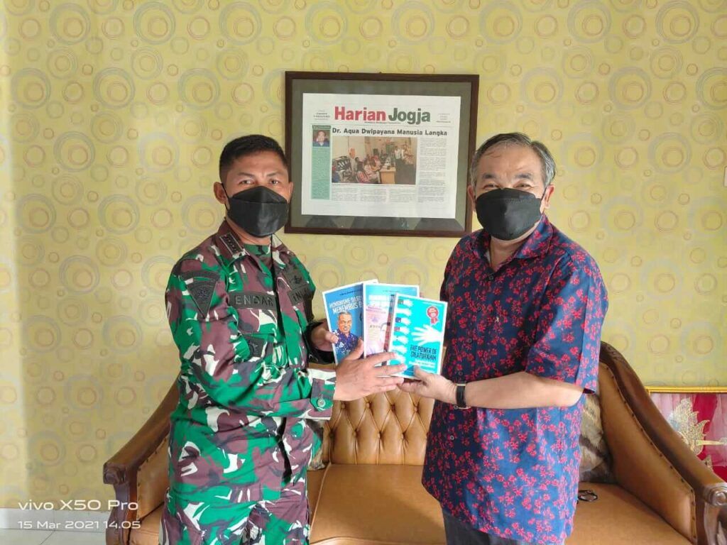 Pakar Komunikasi dan Motivator Nasional Dr Aqua Dwipayana memberikan buku trilogi karyanya kepada Kolonel Inf Endar Setyanto. (Foto: Dok/Tugu Jatim)