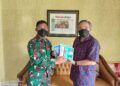 Pakar Komunikasi dan Motivator Nasional Dr Aqua Dwipayana memberikan buku trilogi karyanya kepada Kolonel Inf Endar Setyanto. (Foto: Dok/Tugu Jatim)