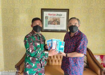 Pakar Komunikasi dan Motivator Nasional Dr Aqua Dwipayana memberikan buku trilogi karyanya kepada Kolonel Inf Endar Setyanto. (Foto: Dok/Tugu Jatim)
