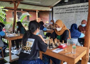 Sejumlah tim atlet Porprov Catur Kota Malang saat laga uji coba melawan tim catur PON Jawa Timur. (Foto: Percasi Kota Malang/Tugu Jatim)