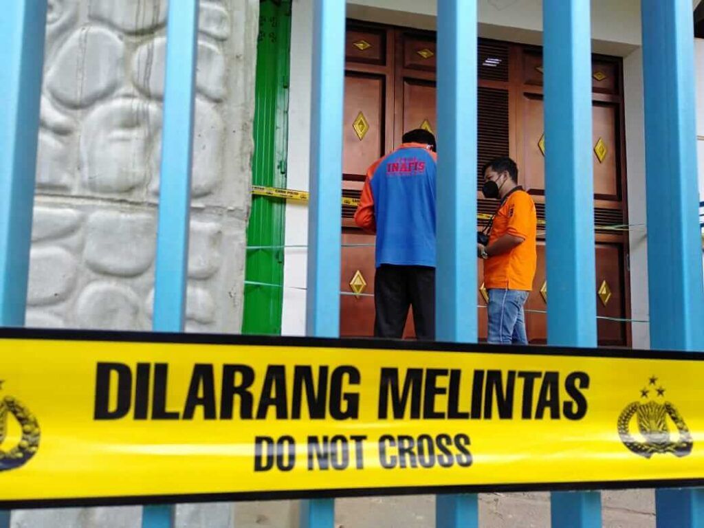 Rumah korban pembunuhan di Dampit, Kabupaten Malang, dipasangi police line. (Foto: Polres Malang/Tugu Jatim)