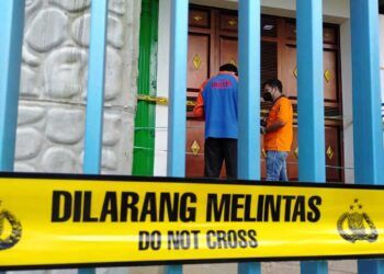 Rumah korban pembunuhan di Dampit, Kabupaten Malang, dipasangi police line. (Foto: Polres Malang/Tugu Jatim)