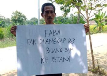Cak Nurasim, Ketua Organisasi Pendowo Bangkit (Penduduk Lakardowo Bangkit), organisasi yang getol untuk melawan pencemaran limbah di desanya yang diduga dicemari oleh PT PRIA. (Foto: Istimewa/Tugu Jatim.