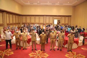 Wali Kota Malang Sutiaji dan peserta pelatihan medsos di Ijen Suites, Senin (22/03/2021). (Foto:Feni Yusnia/Tugu Jatim)