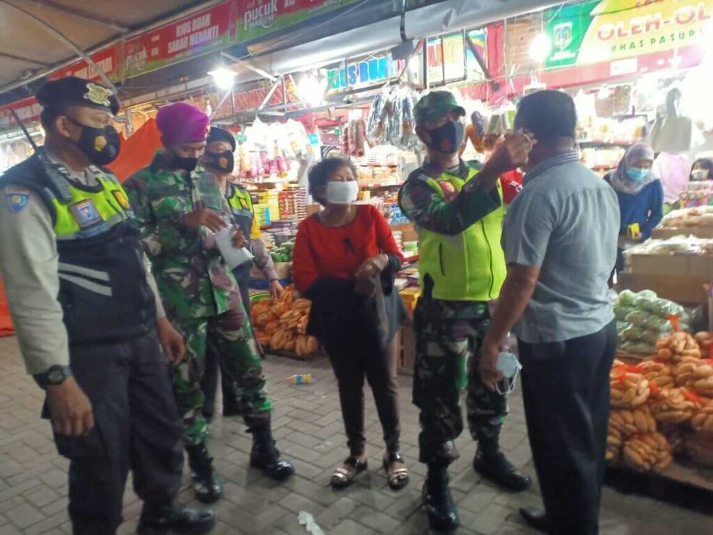 Petugas gabungan di Pasuruan terus mengimbau masyarakat patuhi prokes. (Foto: Dok/Tugu Jatim)