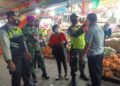 Petugas gabungan di Pasuruan terus mengimbau masyarakat patuhi prokes. (Foto: Dok/Tugu Jatim)