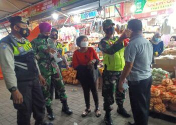 Petugas gabungan di Pasuruan terus mengimbau masyarakat patuhi prokes. (Foto: Dok/Tugu Jatim)