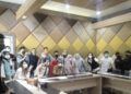 Wakil Wali Kota Surabaya Armuji berswafoto dengan para influencer dan content creator di Rumah Dinas Wakil Wali Kota Surabaya pada Selasa (09/03/2021). (Foto: Rangga Aji/Tugu Jatim)