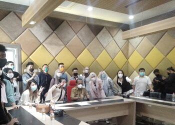 Wakil Wali Kota Surabaya Armuji berswafoto dengan para influencer dan content creator di Rumah Dinas Wakil Wali Kota Surabaya pada Selasa (09/03/2021). (Foto: Rangga Aji/Tugu Jatim)