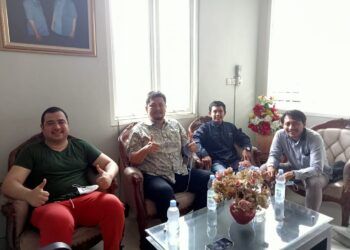 Ahmad Salim Assegaf (kiri) dan jajaran manajemen Tugu Media Group sedang berbincang dan mendengarkan kisah Salim menjalankan bisnis properti, Sabtu (06/03/2021). (Foto: Irham Thoriq/Tugu Jatim)
