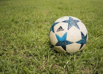 Ilustrasi bola dan Akademi Sepakbola Surabaya yang digagas oleh Dispora Surabaya dan Pemkot Surabaya. (Foto: Pixabay) persebaya surabaya