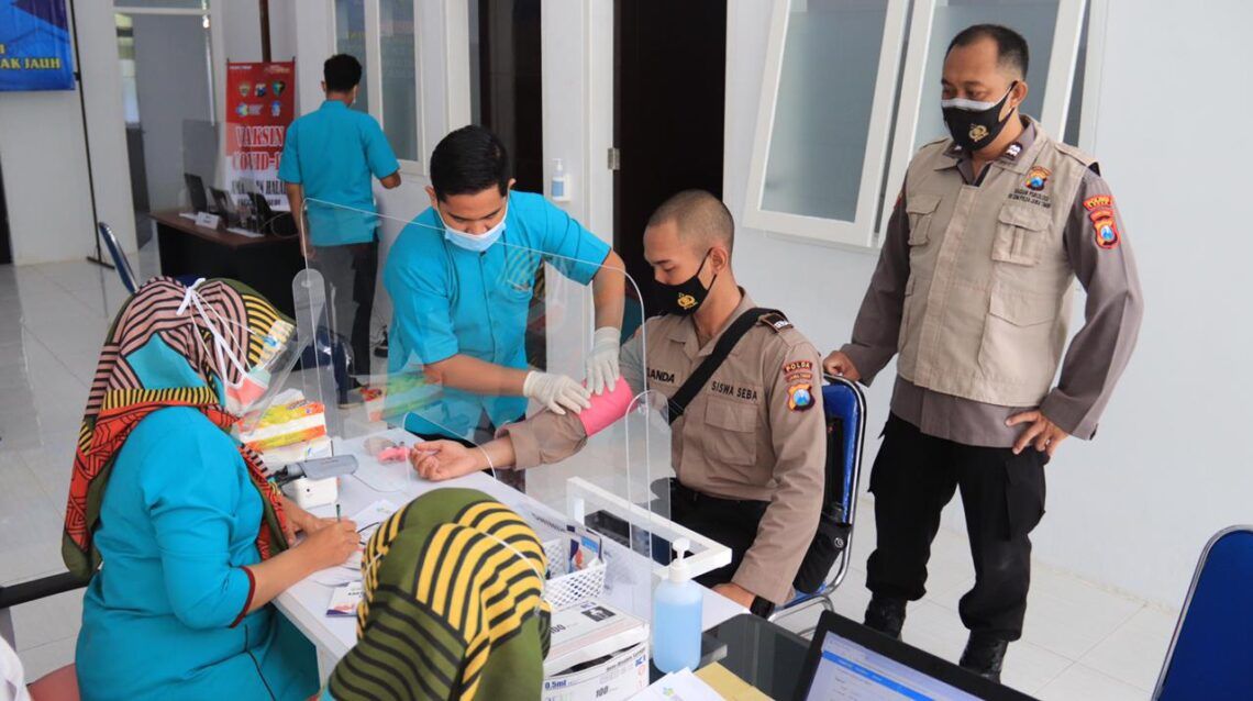 Tak Hanya Anggota, Polres Tuban juga Lakukan Vaksinasi pada Akpol dan Bintara 1 Salah satu Akpol yang disuntik vaksin Sinovac di gedung Fasilitas Kesehatan Tingkat Pertama (FKTP) Polres Tuban, Jumat (5/3/2021). (Foto: Humas Polres Tuban) tugu jatim