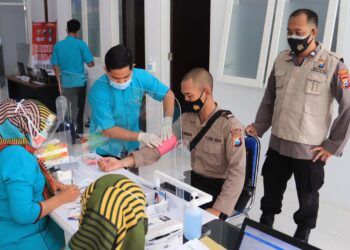 Salah satu Akpol yang disuntik vaksin Sinovac di gedung Fasilitas Kesehatan Tingkat Pertama (FKTP) Polres Tuban, Jumat (5/3/2021). (Foto: Humas Polres Tuban) tugu jatim