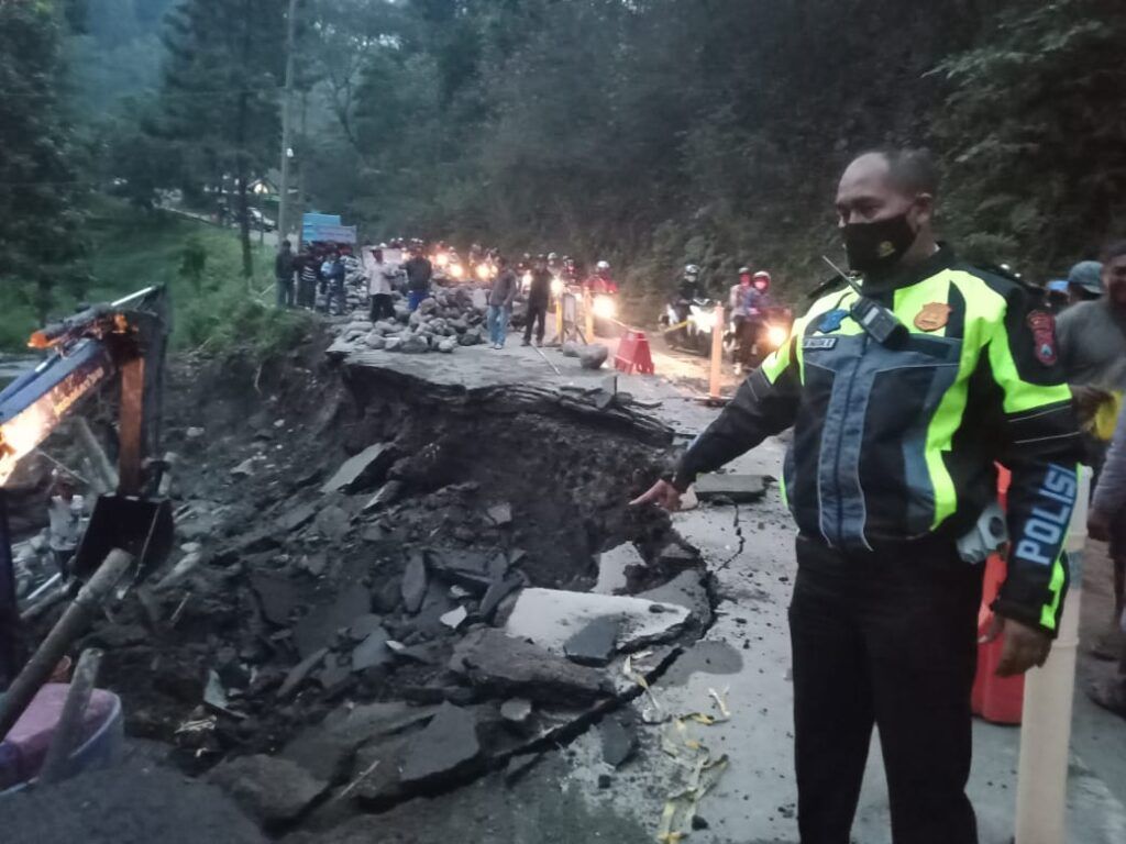 Jalur Malang - Kediri yang ambrol hingga sisa separuh jalan. (Foto : Dokumen/Polsek Pujon) tugu jatim tanah longsor