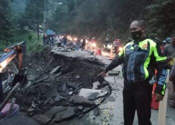 Jalur Malang - Kediri yang ambrol hingga sisa separuh jalan. (Foto : Dokumen/Polsek Pujon) tugu jatim tanah longsor