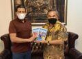 Kapolda Jabar Irjen Pol Ahmad Dofiri ketika menerima buku trilogi The Power of Silaturahim langsung dari penulisnya, Dr Aqua Dwipayana, Rabu (10/3/2021) malam. (Foto: Dokumen/Tugu Jatim)