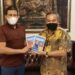 Kapolda Jabar Senang Terima Buku Trilogi The Power of Silaturahim Langsung dari Dr Aqua Dwipayana 13 Kapolda Jabar Irjen Pol Ahmad Dofiri ketika menerima buku trilogi The Power of Silaturahim langsung dari penulisnya, Dr Aqua Dwipayana, Rabu (10/3/2021) malam. (Foto: Dokumen/Tugu Jatim)