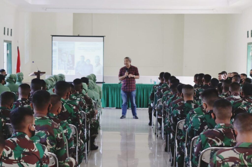 Pakar Komunikasi dan Motivator Nasional Dr Aqua Dwipayana ketika memberikan Sharing Komunikasi dan Motivasi di Yonif 315/Garuda Kota Bogor, Sabtu (13/3/2021). (Foto: Dokumen)